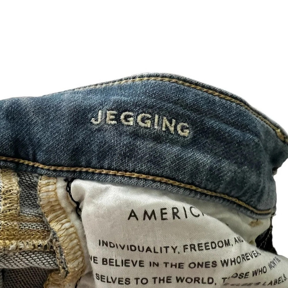 AEO • Medium Wash Distressed Raw Hem Jegging - Picture 9 of 10